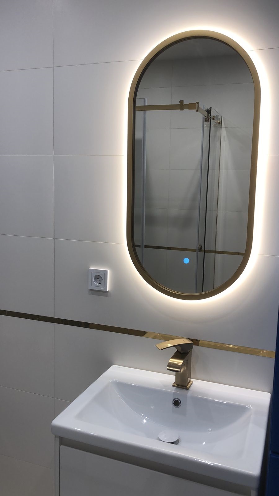 Овальное зеркало в золотой раме с подсветкой в ванную